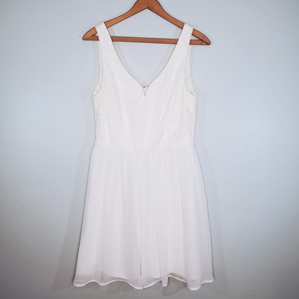 Francesca's White Sweetheart Neckline Lace Formal Dress M